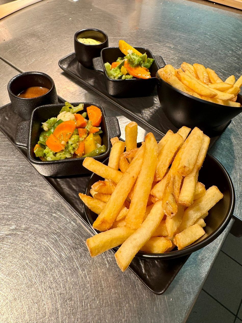 Accompagnements viandes: légumes au beurre, frites et sauce au choix.