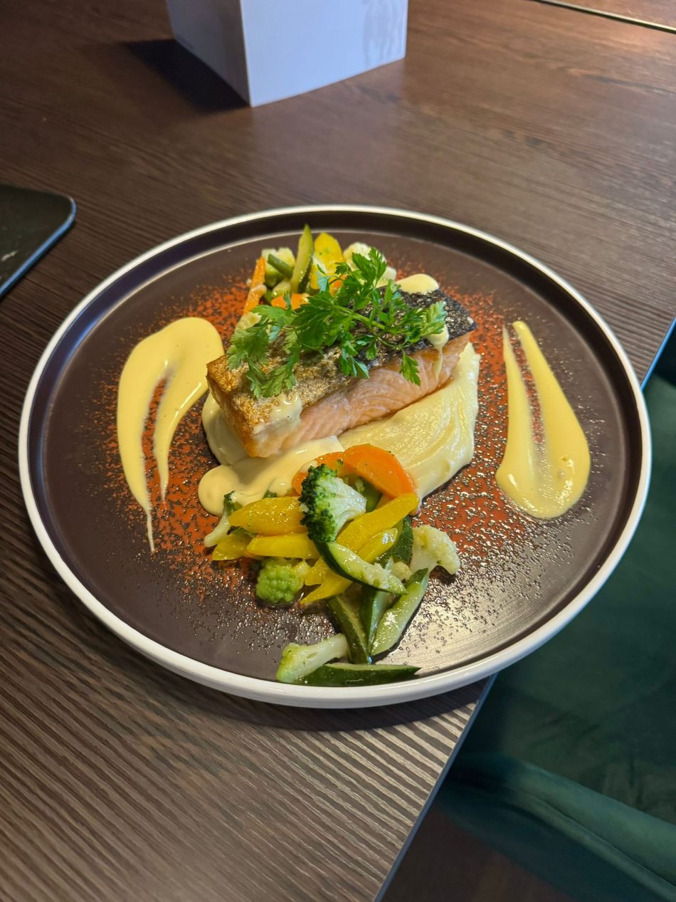 Pavé de saumon d’écosse grillé, servi avec purée de pommes de terre, légumes de saison et sauce au citron